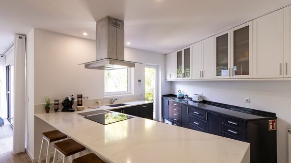 Fridge, microwave, oven, stovetop - Serralves Blue House by LovelyStay (Porto)