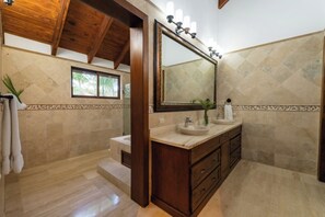 Dusche, Haartrockner, Bidet, Handtücher