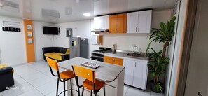 Fridge, oven, stovetop, blender - Acogedor apartamento independiente cerca al aeropuerto y embajada americana. (Bogotá)