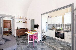 Familielejlighed - 2 soveværelser - terrasse (Il Bivacco Historic Terrace Flat,) | Opholdsområde | Fladskærms-tv