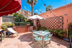 Apartamento família, 2 quartos, terraço (Il Bivacco Historic Terrace Flat) | Opções para refeição ao ar livre