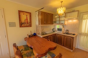 Appartement, 2 chambres | Cuisine privée | Réfrigérateur, four à micro-ondes