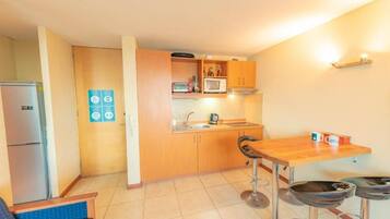 Apartment | Private kitchen | Microwave, cookware/dishes/utensils