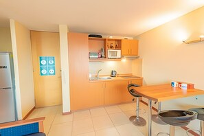 Appartement | Cuisine privée | Réfrigérateur, four à micro-ondes