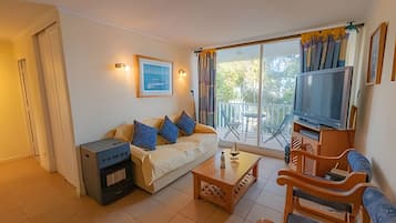 Apartment | Living area | Flat-screen TV