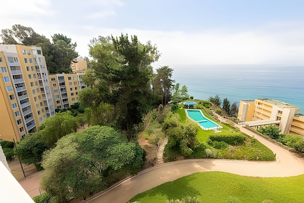 Una piscina al aire libre de temporada