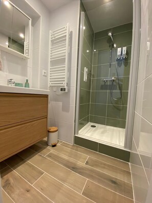 Dusche, Haartrockner, Handtücher, Seife