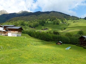 A rural landscape with houses on a hillside, a pool, and mountains in the background. - Wifi, ski-in/ski-out & foot of the slopes, 3rd floor, parking, tv, ski locker, 32m² (Beaufort)