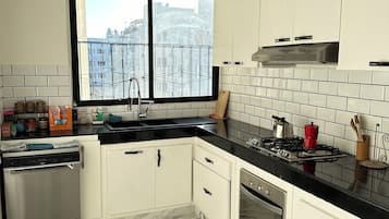 Fridge, oven, stovetop, dishwasher