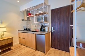 Suite Studio | Cuisine privée | Grand réfrigérateur, micro-ondes, cafetière/bouilloire
