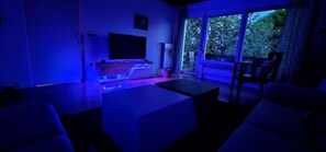 Fernseher, Videospiele, Tischtennisplatte, Stereoanlage