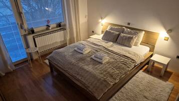 2 habitaciones, caja de seguridad en la habitación y escritorio