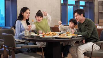 Daily buffet breakfast (CNY 98 per person)