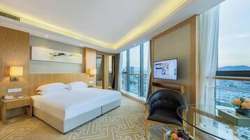 Grand Room, 1 King Bed | In-room safe, desk, blackout drapes, iron/ironing board