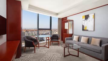 Suite superior, 1 habitación, vista a la ciudad | Sala de estar | Televisión LED de 42 pulgadas con canales digitales