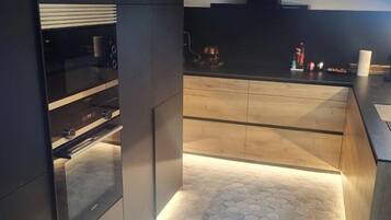 Frigorífico, microondas, horno y lavavajillas