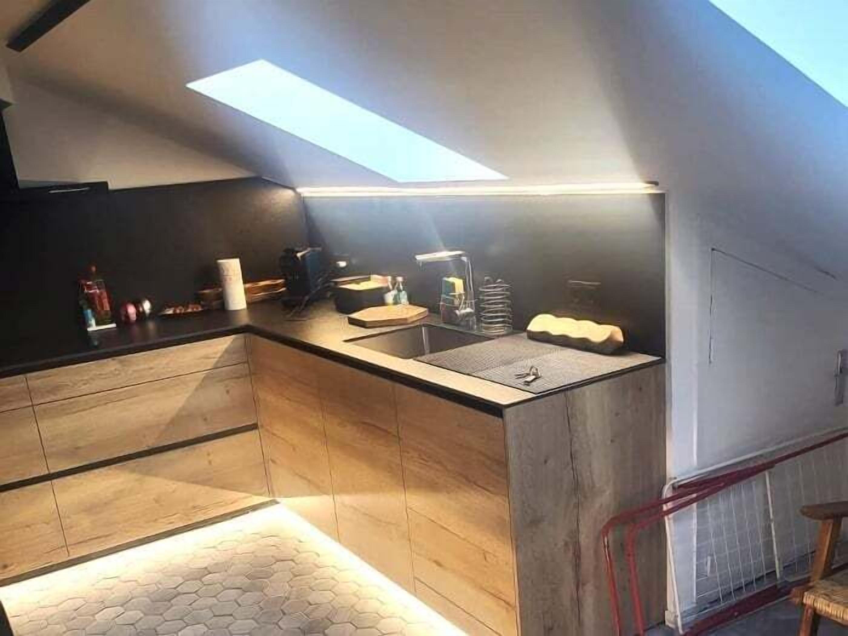 Een koelkast, een magnetron, een oven, een vaatwasser