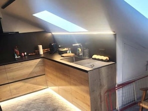 Een koelkast, een microgolfoven, een oven, een vaatwasser