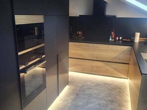 Een koelkast, een magnetron, een oven, een vaatwasser