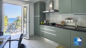 Cafetera y tetera, refrigerador, microondas y horno