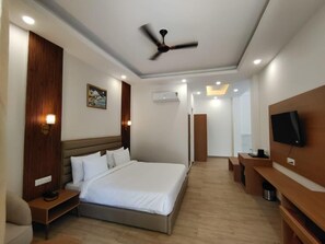 Desk, free WiFi, bed sheets - Creek Wood (Ramnagar)