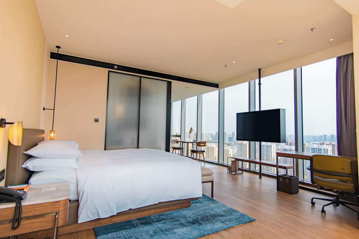 Studio, 1 King Bed, City View | In-room safe, desk, blackout drapes, soundproofing