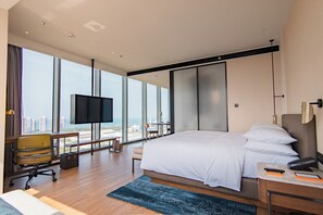 Studio, 1 King Bed, Sea View | In-room safe, desk, laptop workspace, blackout drapes - Four Points By Sheraton Yantai (Yantai)