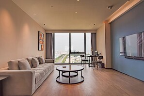 In-room safe, desk, blackout curtains, soundproofing - Four Points By Sheraton Yantai (Yantai)