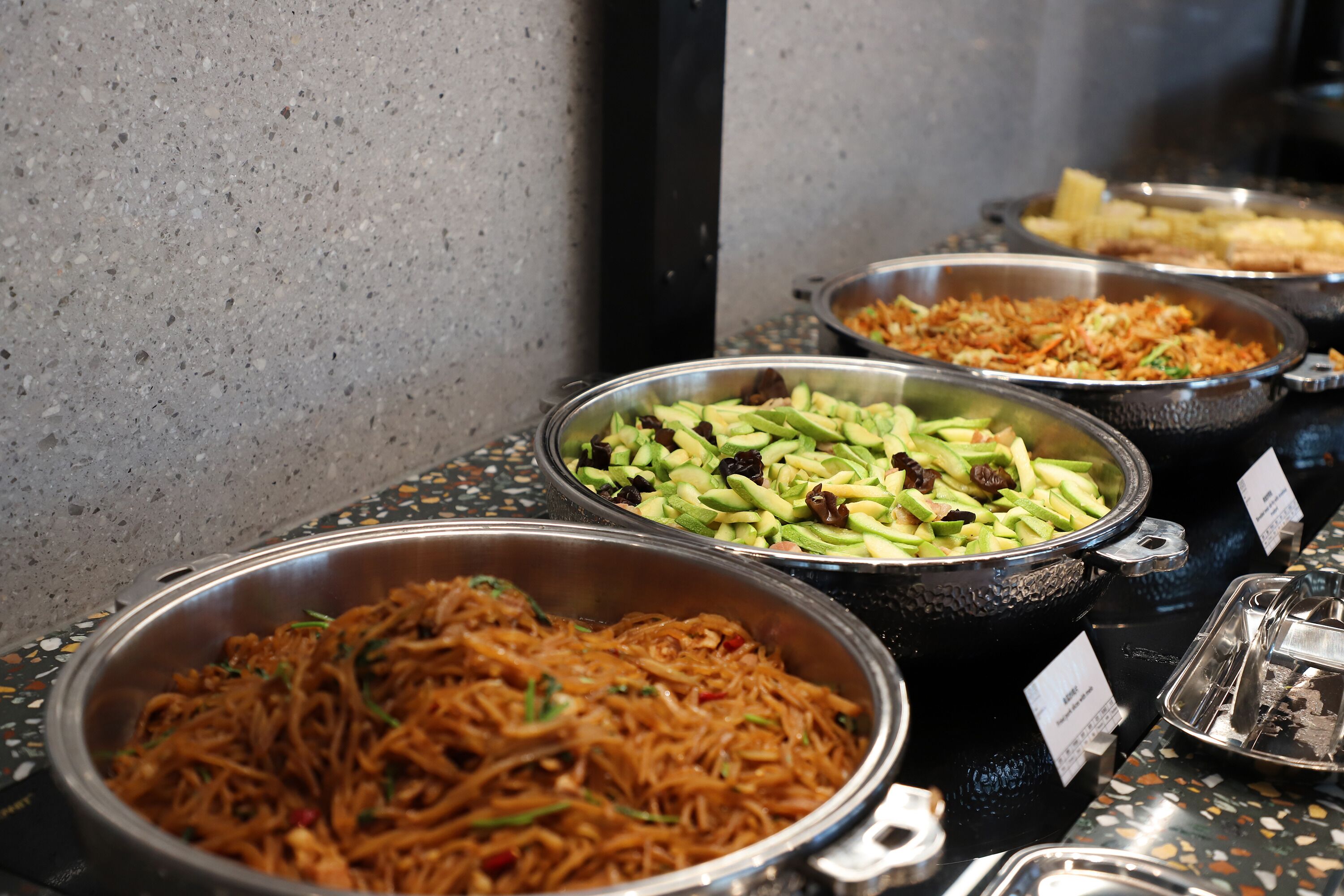 Daily buffet breakfast (CNY 98 per person)