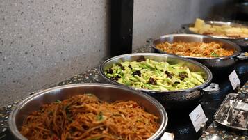 Daily buffet breakfast (CNY 98 per person)