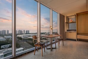 Studio, 1 King Bed, Sea View | In-room safe, desk, laptop workspace, blackout drapes - Four Points By Sheraton Yantai (Yantai)