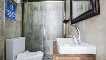 Habitación estándar doble | Baño | Ducha, toallas, jabón y champú