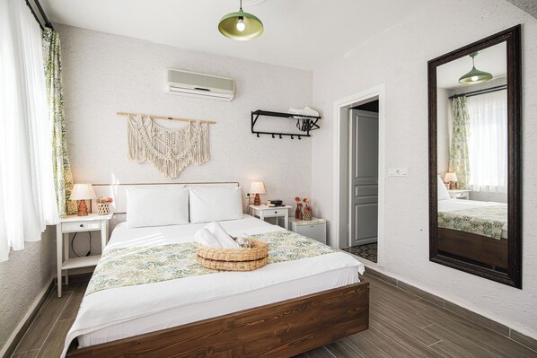 Habitación cuádruple estándar | Sábanas de algodón egipcio, ropa de cama de alta calidad y wifi gratis