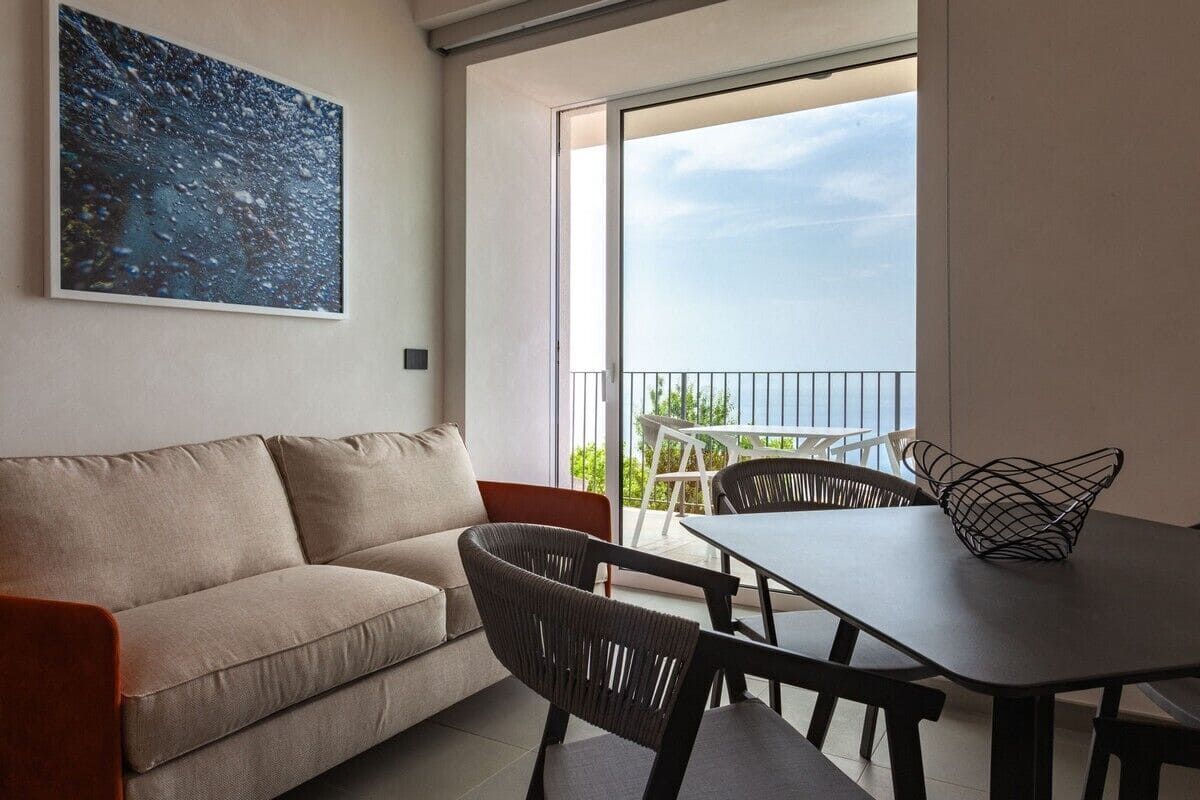 Apartamento, vistas al mar | Zona de estar | Una televisión