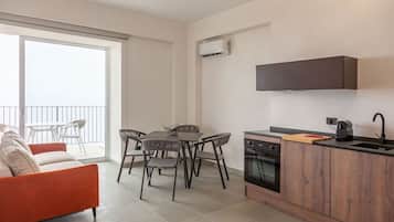 Apartment, Sea View | Dapur peribadi | Peti sejuk, ketuhar, dapur, mesin basuh pinggan mangkuk