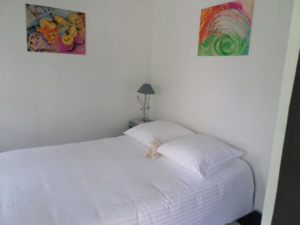 1 bedroom, bed sheets