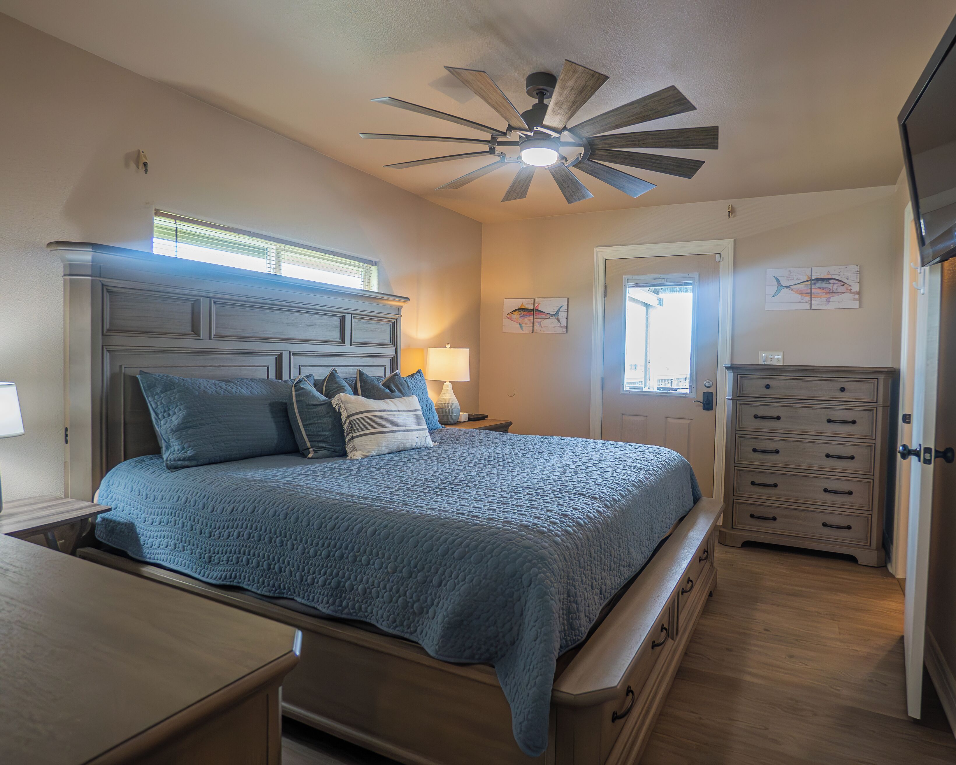 4 bedrooms, desk, WiFi, bed sheets