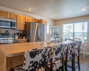 Fridge, microwave, oven, stovetop - New waterfront listing in Sargent! (Sargent)