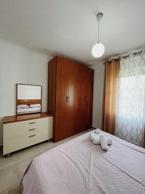 1 slaapkamer, een strijkplank/strijkijzer, wifi, beddengoed