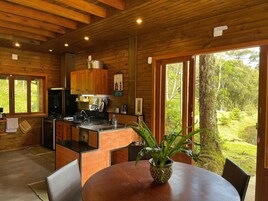 Galpão Country - Família | Cozinha privada | Geladeira, micro-ondas, fogão, cooktop