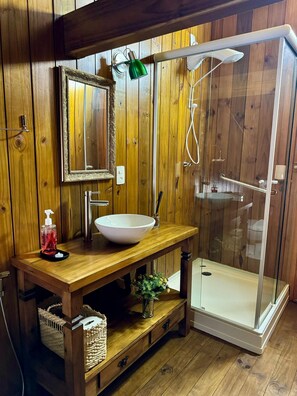 Cabaña familiar | Baño | Ducha, toallas y papel higiénico