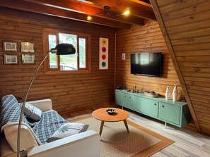 Premium Cabin | Living area | 45-inch Smart TV with digital channels, Netflix, streaming services - Vila Vert - Rancho Queimado - SC (Rancho Queimado)