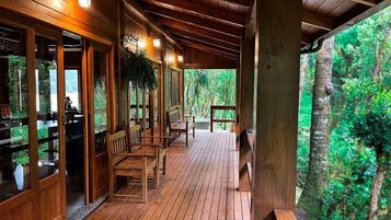 Family Cabin | Lanai