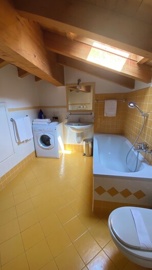 Douche, sèche-cheveux, bidet, serviettes fournies