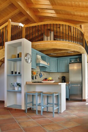 Fridge, microwave, oven, stovetop - 3 Bedroom Private vacation home in Nesso (Nesso)