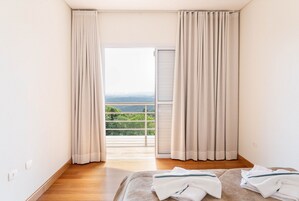 Cortinas blackout, tabla de planchar con plancha y wifi gratis 