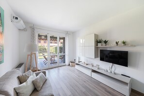 Apartment | Living area | 35-inch flat-screen TV with satellite channels