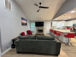 Smart TV, fireplace - Charming Locust Grove GetAwayHome 4bd/3bath (Locust Grove)