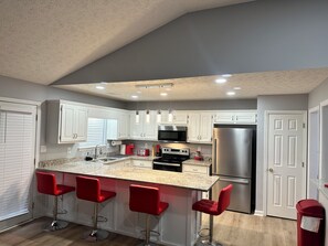 Micro-ondes, four, plaque de cuisson, lave-vaisselle