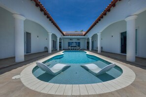 Pool - Private Villa walking distance from the Beach. (Noord)